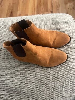 Women’s Suede Chelsea Boots in Tan
